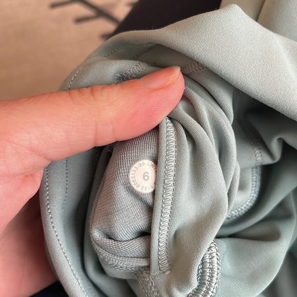 Lululemon Wunder Train high rise shorts size 6 - Picture 3 of 3